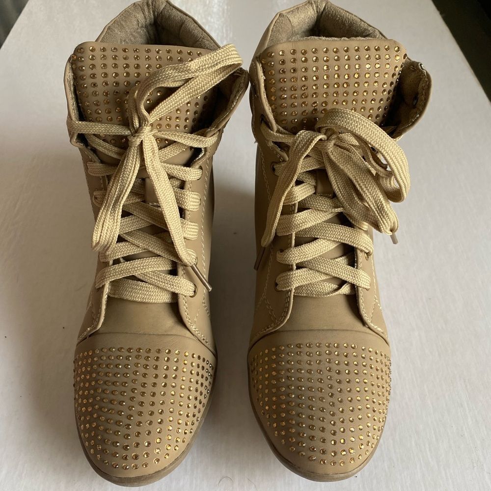 BUCCO Women’s Lace Up Booties NWOT Size 8